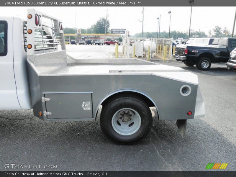 Oxford White / Medium Flint 2004 Ford F350 Super Duty XL SuperCab Chassis
