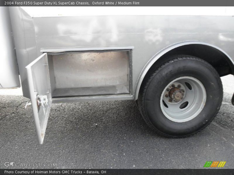 Oxford White / Medium Flint 2004 Ford F350 Super Duty XL SuperCab Chassis