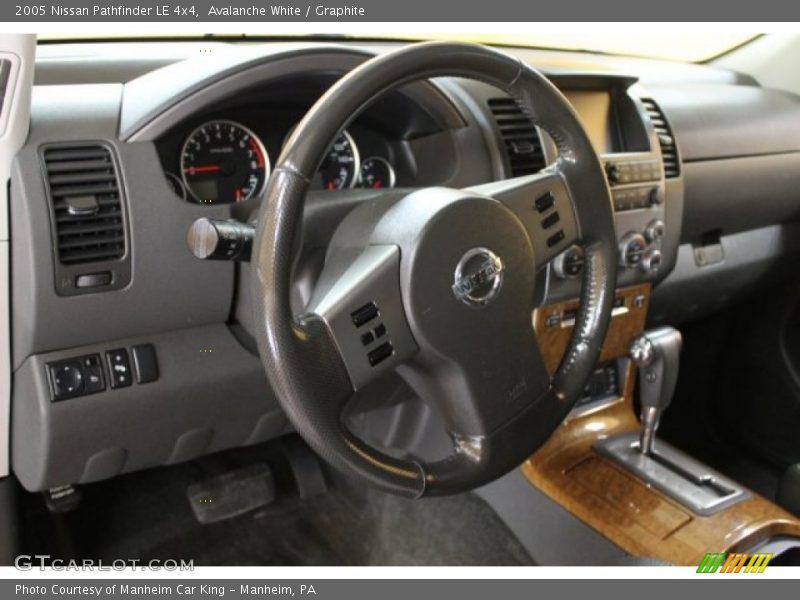 Avalanche White / Graphite 2005 Nissan Pathfinder LE 4x4