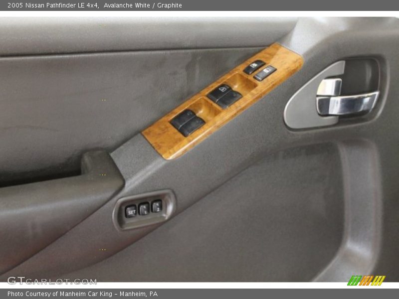Avalanche White / Graphite 2005 Nissan Pathfinder LE 4x4