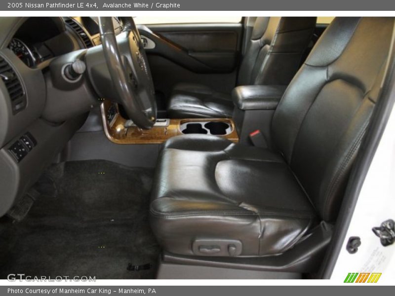 Avalanche White / Graphite 2005 Nissan Pathfinder LE 4x4