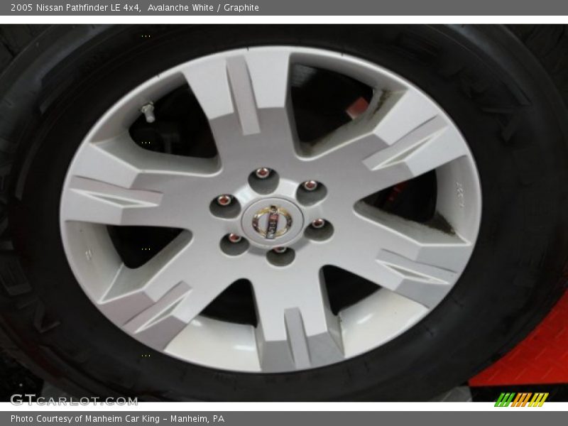 Avalanche White / Graphite 2005 Nissan Pathfinder LE 4x4
