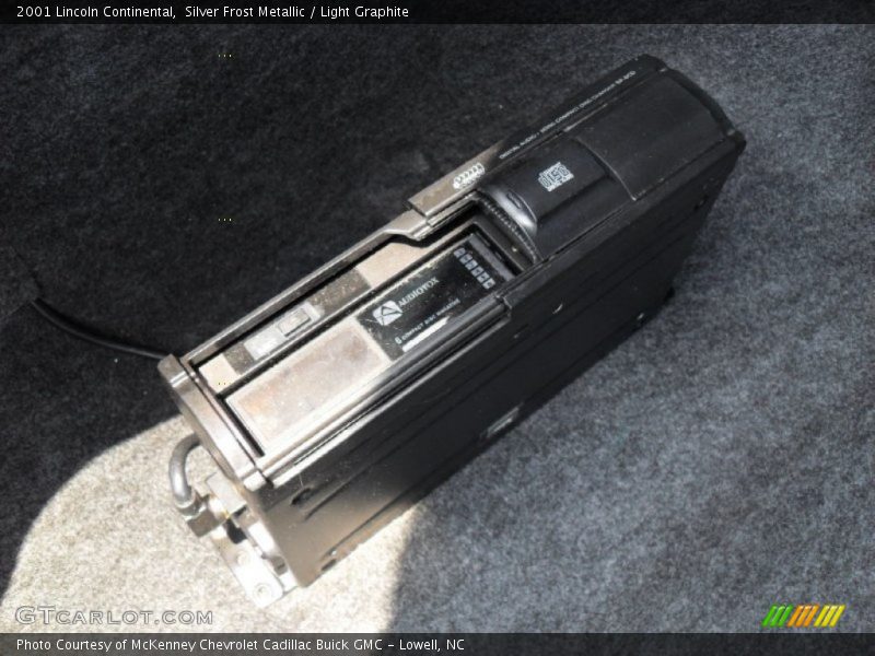 Silver Frost Metallic / Light Graphite 2001 Lincoln Continental