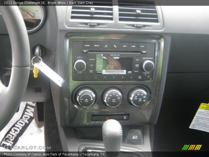 Bright White / Dark Slate Gray 2011 Dodge Challenger SE