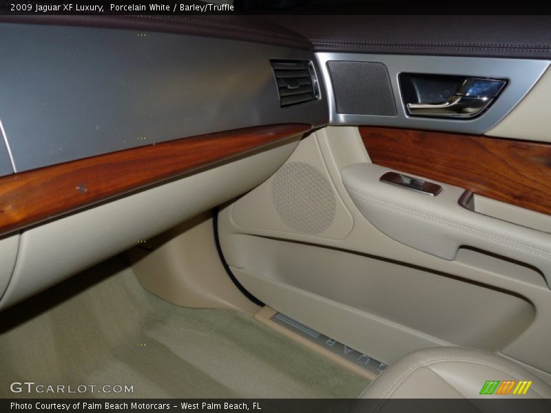 Porcelain White / Barley/Truffle 2009 Jaguar XF Luxury