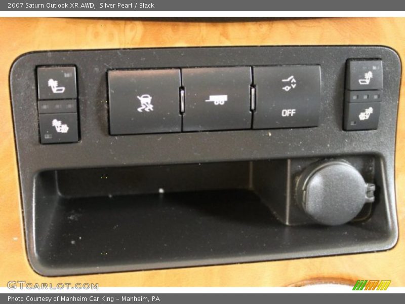 Silver Pearl / Black 2007 Saturn Outlook XR AWD