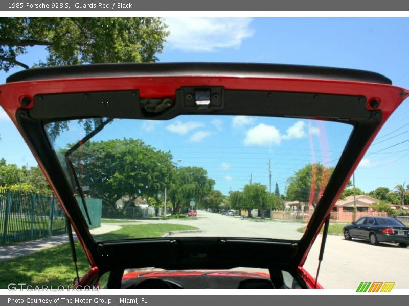 Guards Red / Black 1985 Porsche 928 S