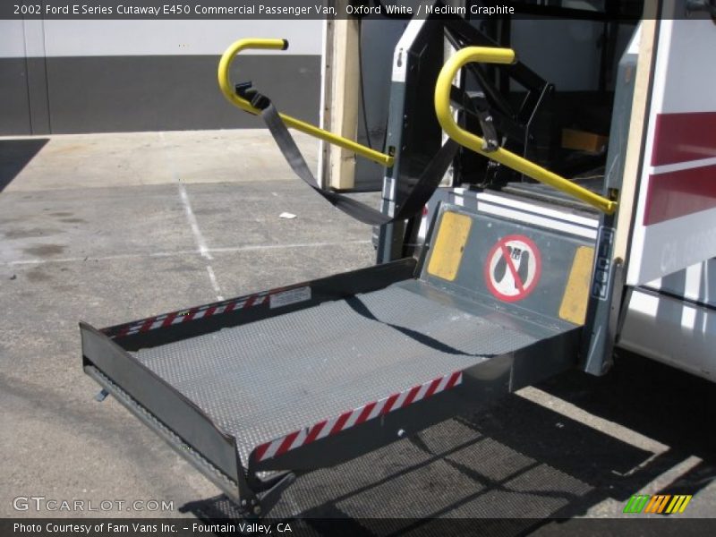 Oxford White / Medium Graphite 2002 Ford E Series Cutaway E450 Commercial Passenger Van