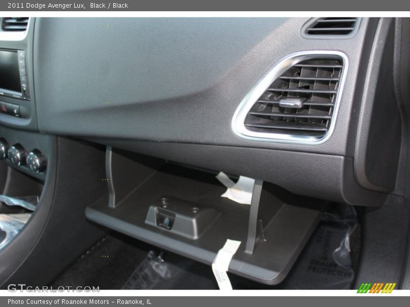 Black / Black 2011 Dodge Avenger Lux