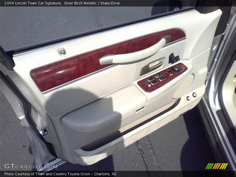 Silver Birch Metallic / Shale/Dove 2004 Lincoln Town Car Signature