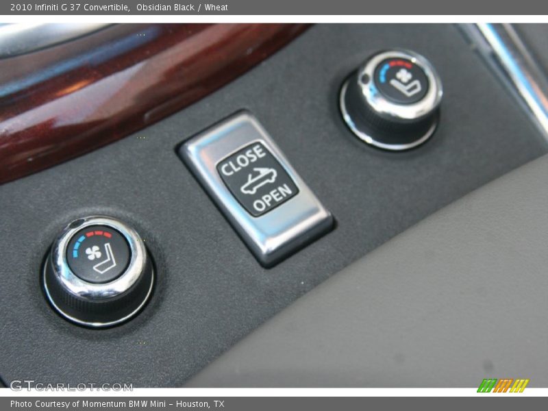 Controls of 2010 G 37 Convertible