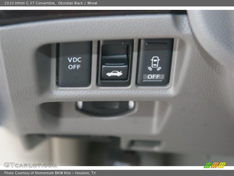 Controls of 2010 G 37 Convertible