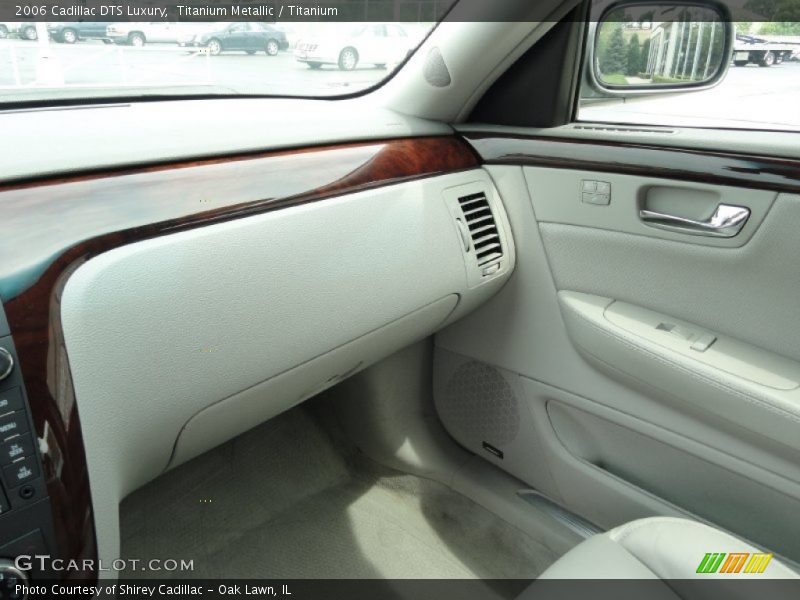 Titanium Metallic / Titanium 2006 Cadillac DTS Luxury