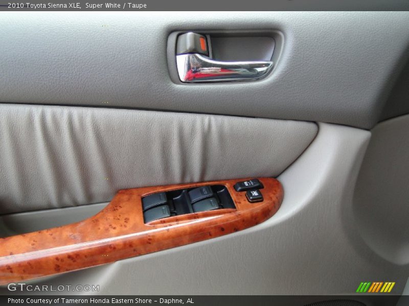 Super White / Taupe 2010 Toyota Sienna XLE