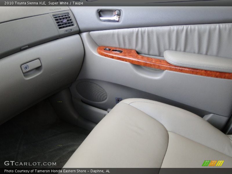 Super White / Taupe 2010 Toyota Sienna XLE