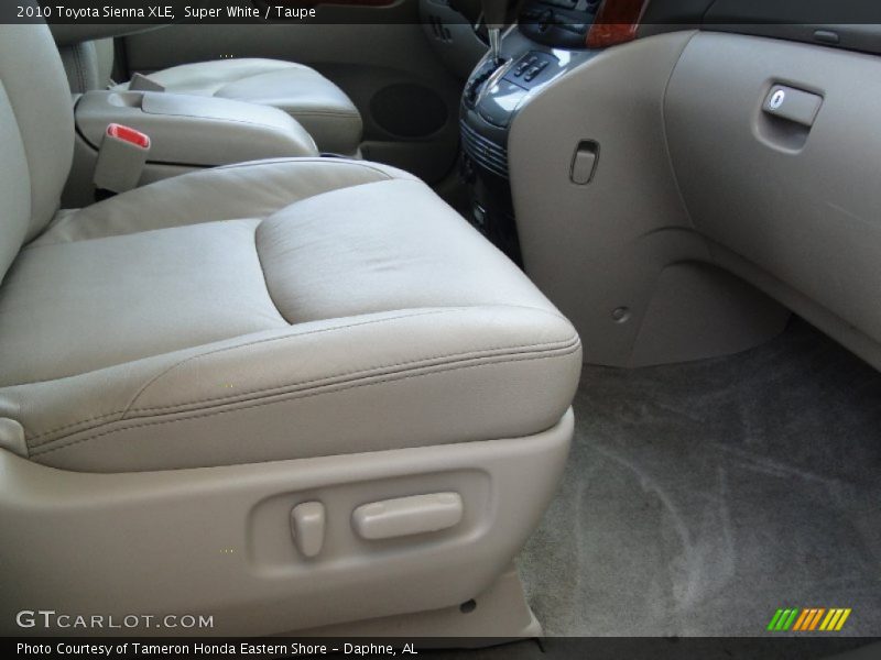 Super White / Taupe 2010 Toyota Sienna XLE