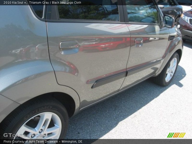 Titanium Gray / Black Soul Logo Cloth 2010 Kia Soul +