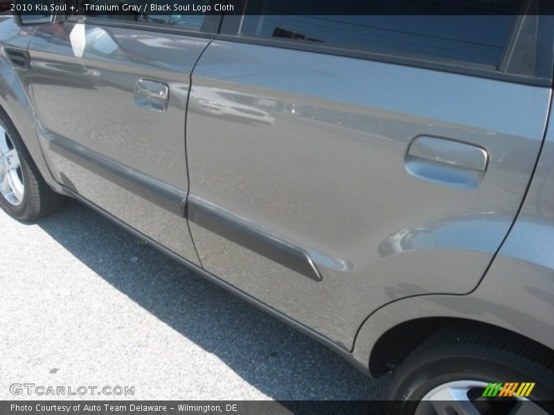 Titanium Gray / Black Soul Logo Cloth 2010 Kia Soul +