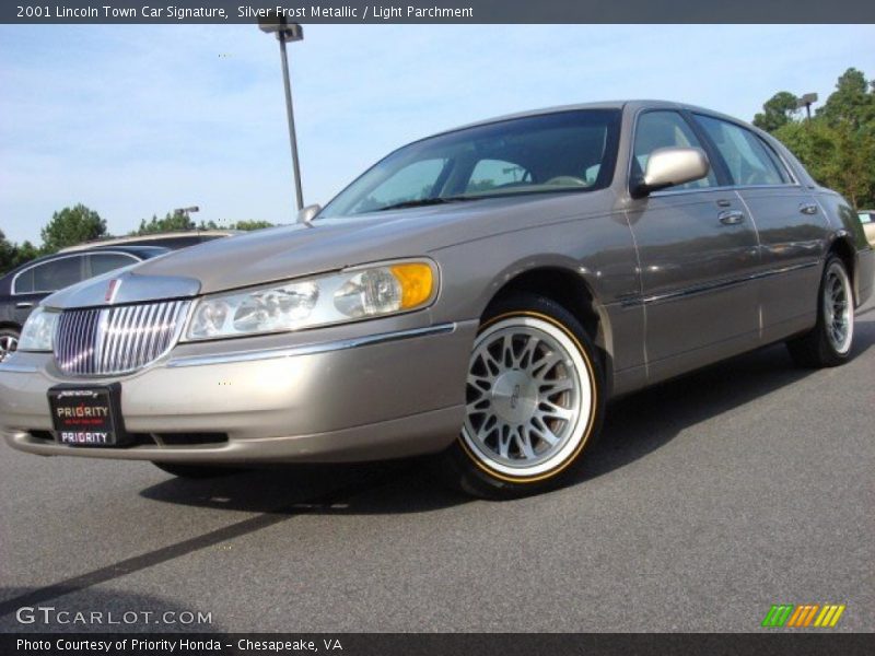 Silver Frost Metallic / Light Parchment 2001 Lincoln Town Car Signature