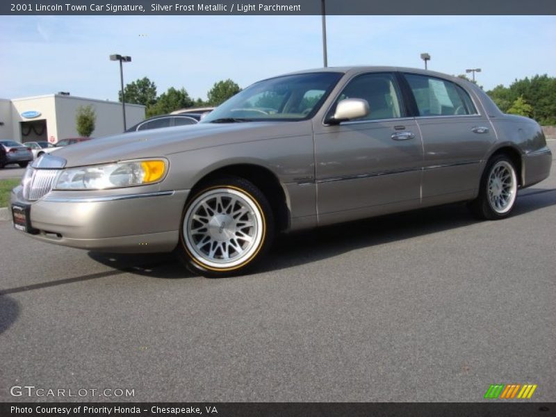 Silver Frost Metallic / Light Parchment 2001 Lincoln Town Car Signature
