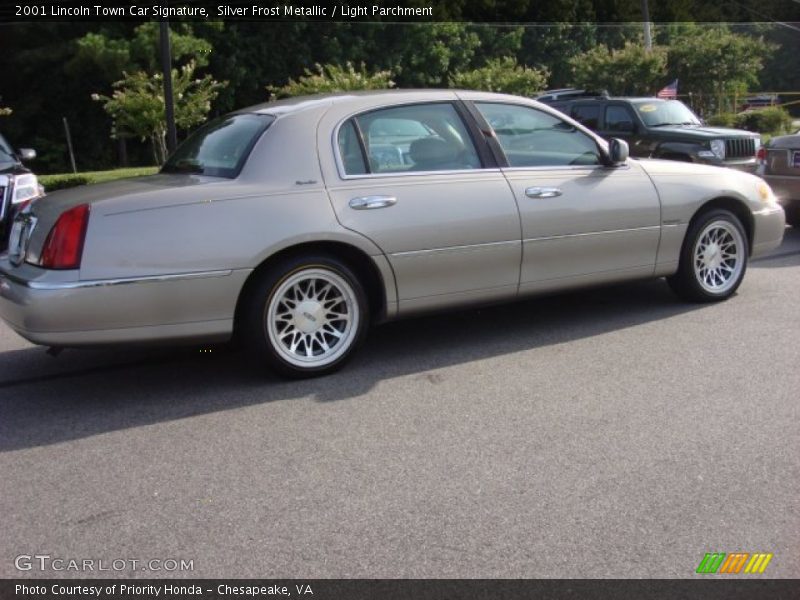 Silver Frost Metallic / Light Parchment 2001 Lincoln Town Car Signature
