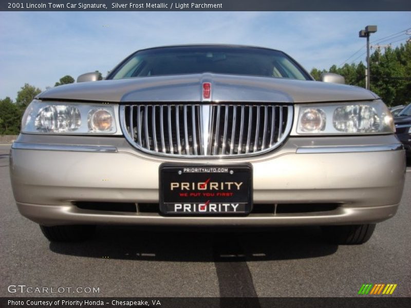 Silver Frost Metallic / Light Parchment 2001 Lincoln Town Car Signature