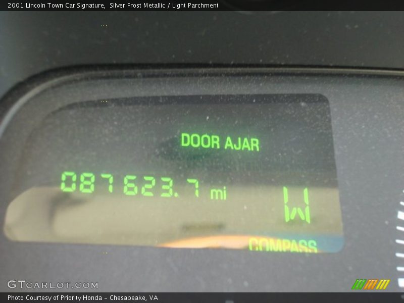 Silver Frost Metallic / Light Parchment 2001 Lincoln Town Car Signature