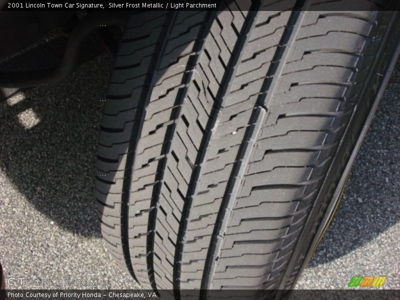 Silver Frost Metallic / Light Parchment 2001 Lincoln Town Car Signature