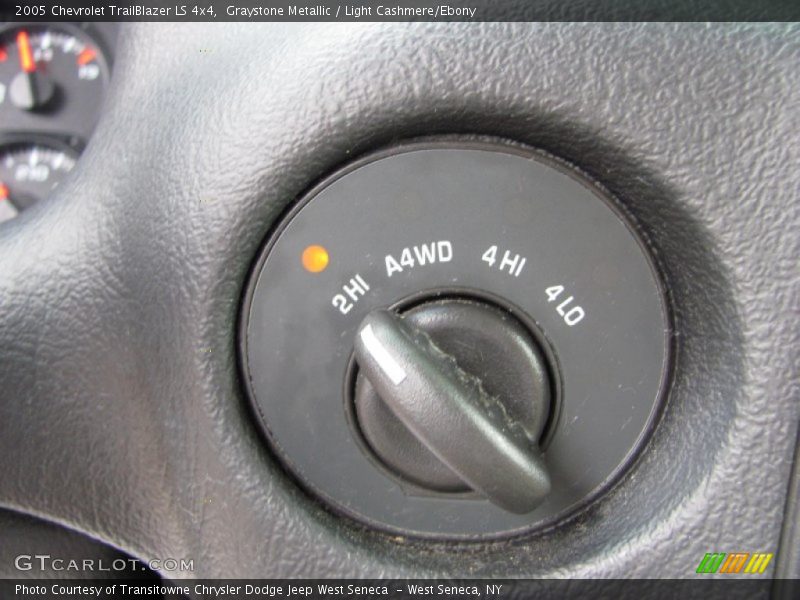 Graystone Metallic / Light Cashmere/Ebony 2005 Chevrolet TrailBlazer LS 4x4
