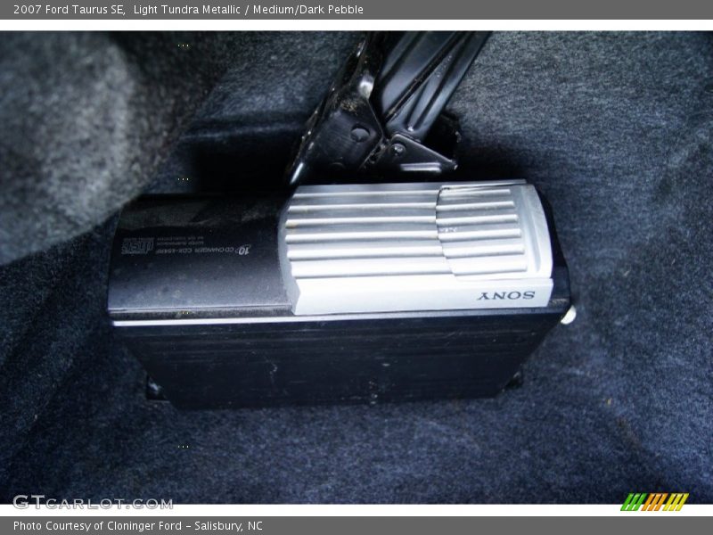 Light Tundra Metallic / Medium/Dark Pebble 2007 Ford Taurus SE
