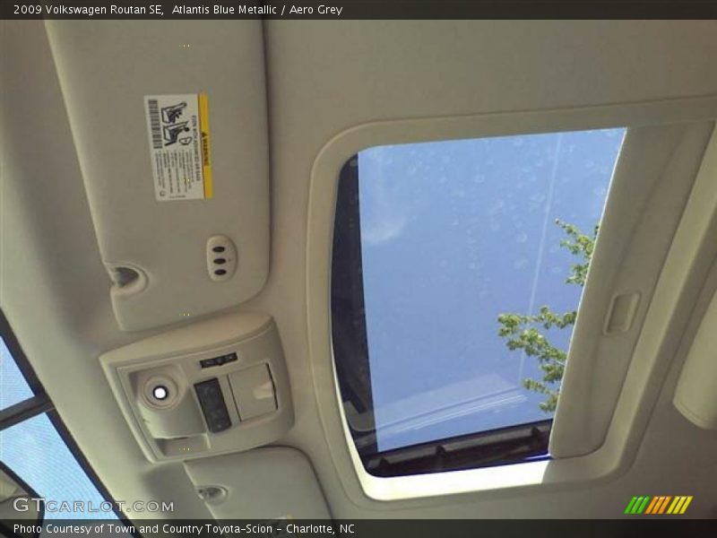 Atlantis Blue Metallic / Aero Grey 2009 Volkswagen Routan SE