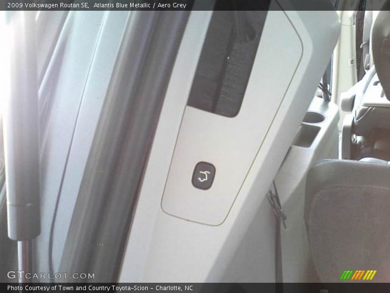 Atlantis Blue Metallic / Aero Grey 2009 Volkswagen Routan SE