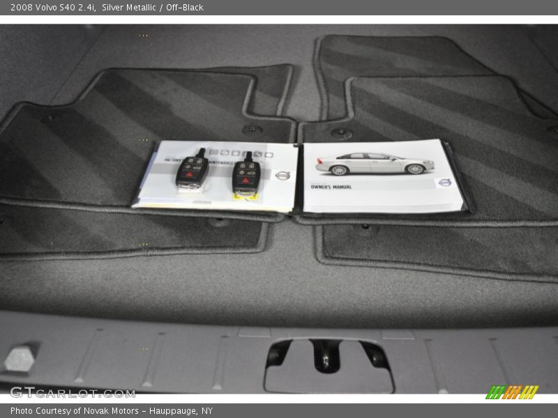 Silver Metallic / Off-Black 2008 Volvo S40 2.4i