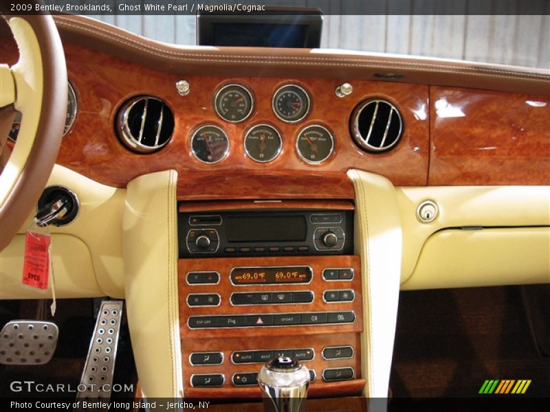 Ghost White Pearl / Magnolia/Cognac 2009 Bentley Brooklands