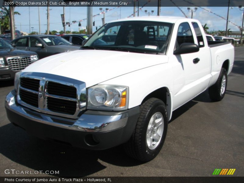 Front 3/4 View of 2005 Dakota SLT Club Cab
