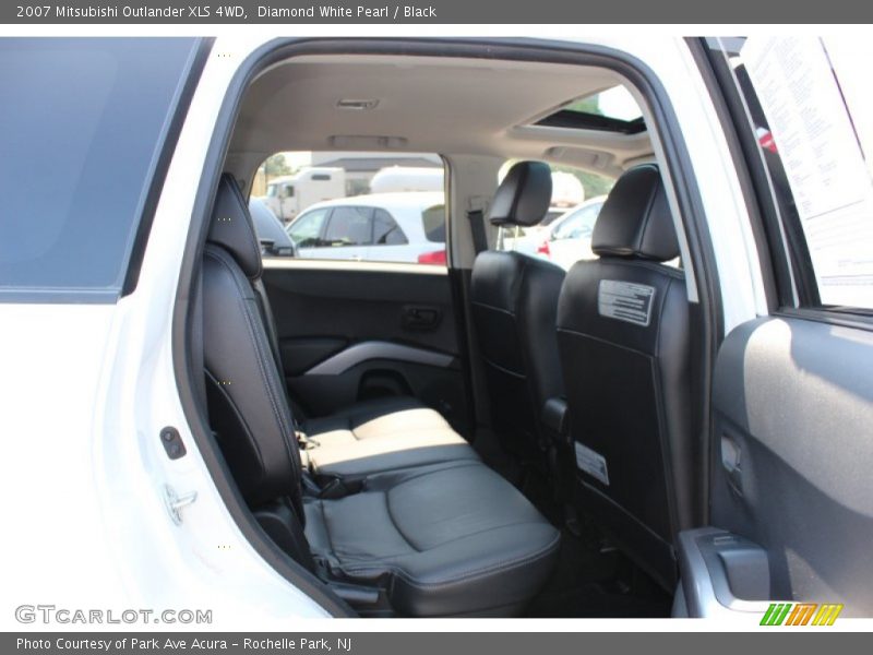 Diamond White Pearl / Black 2007 Mitsubishi Outlander XLS 4WD