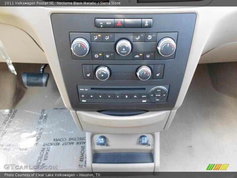 Nocturne Black Metallic / Sierra Stone 2011 Volkswagen Routan SE