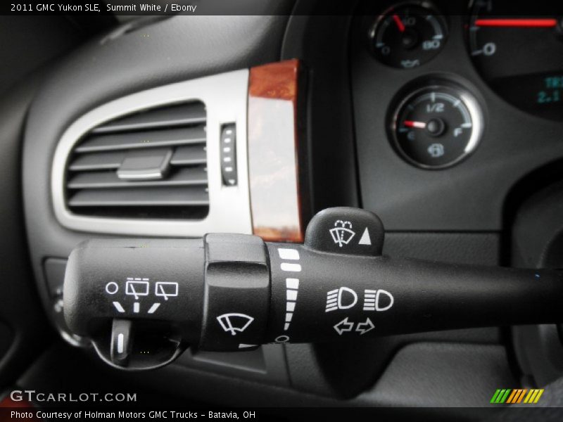 Summit White / Ebony 2011 GMC Yukon SLE