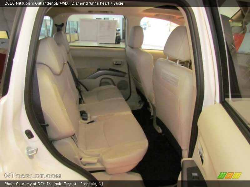Diamond White Pearl / Beige 2010 Mitsubishi Outlander SE 4WD