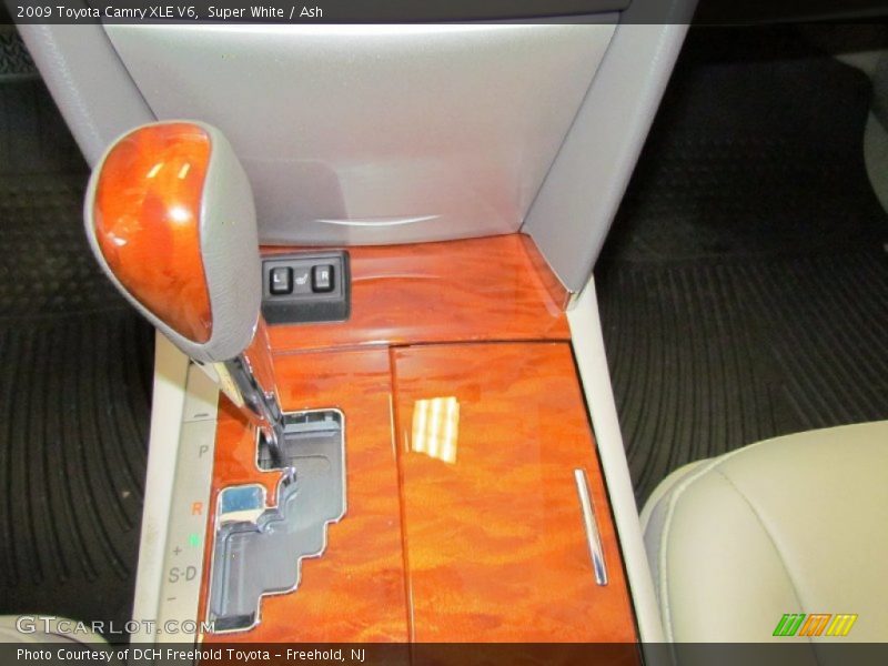 Super White / Ash 2009 Toyota Camry XLE V6
