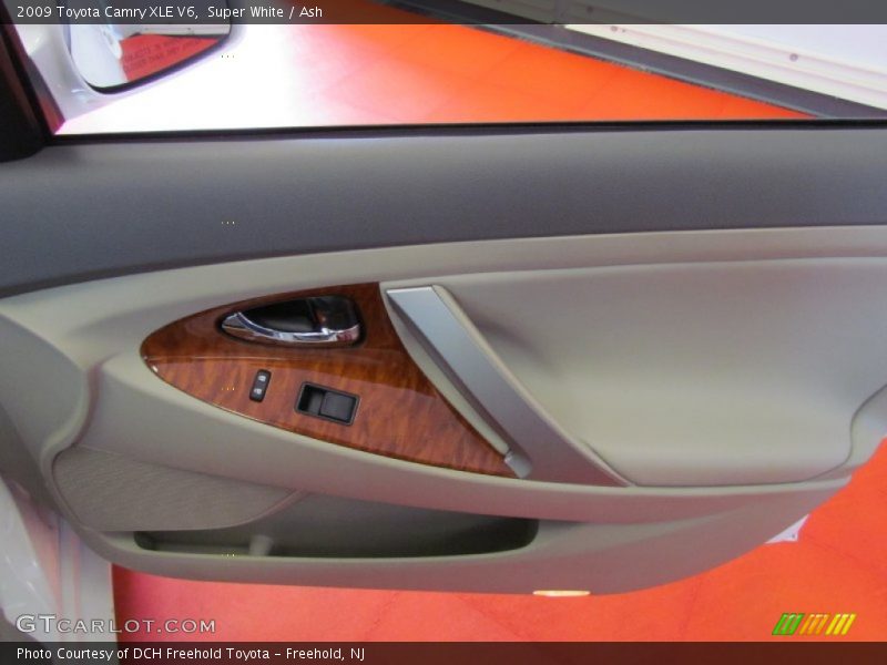 Super White / Ash 2009 Toyota Camry XLE V6