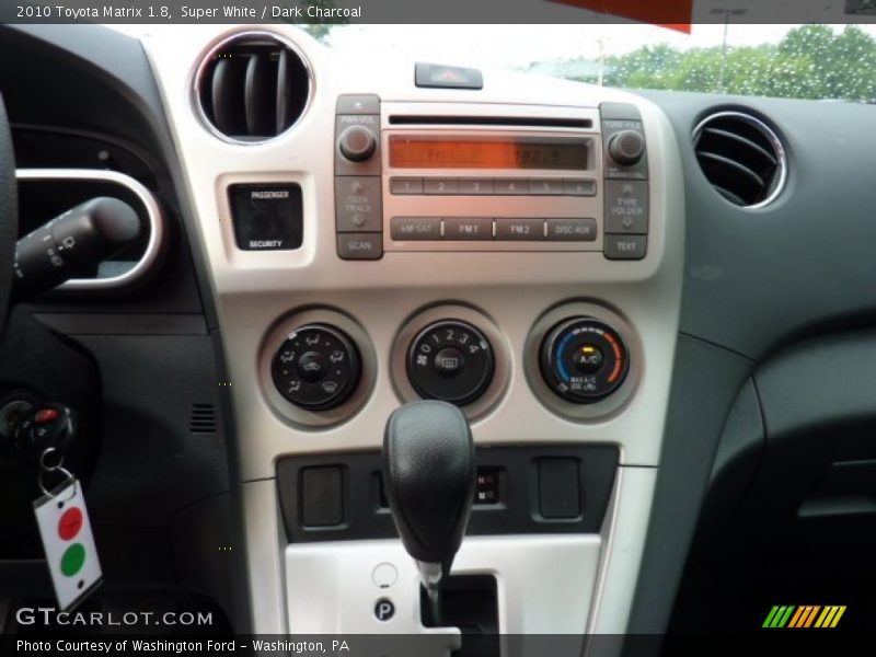 Super White / Dark Charcoal 2010 Toyota Matrix 1.8