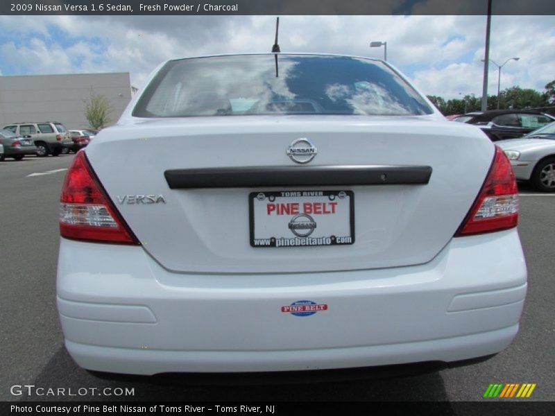 Fresh Powder / Charcoal 2009 Nissan Versa 1.6 Sedan