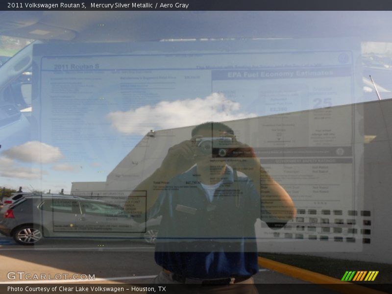 Mercury Silver Metallic / Aero Gray 2011 Volkswagen Routan S