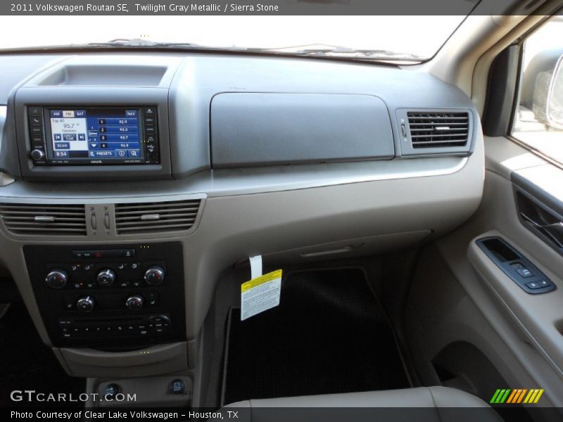 Twilight Gray Metallic / Sierra Stone 2011 Volkswagen Routan SE