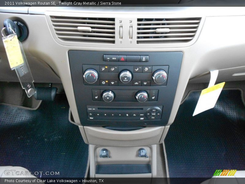 Twilight Gray Metallic / Sierra Stone 2011 Volkswagen Routan SE