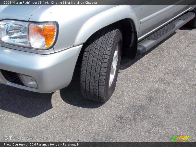 Chrome Silver Metallic / Charcoal 2003 Nissan Pathfinder SE 4x4