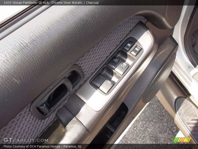 Chrome Silver Metallic / Charcoal 2003 Nissan Pathfinder SE 4x4