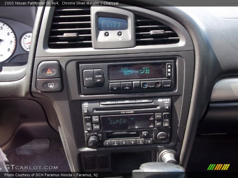 Chrome Silver Metallic / Charcoal 2003 Nissan Pathfinder SE 4x4