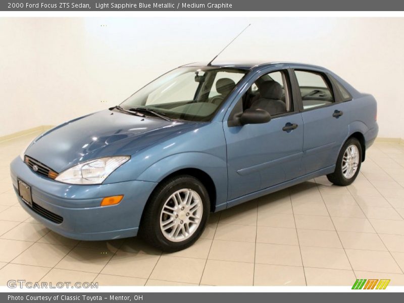Front 3/4 View of 2000 Focus ZTS Sedan